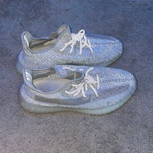 Yeezy boost 250. Cream and grey. Rate Reflective glow